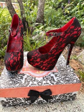 Ultra Rare Bordelos Women's Red and Black Lace Mary Jane Platform Heels